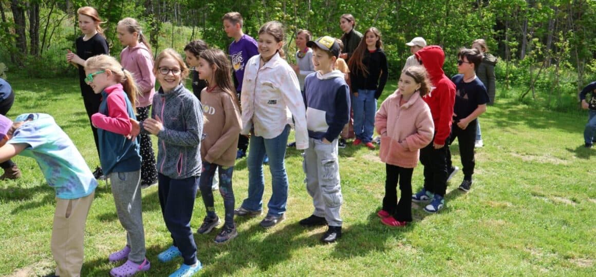 1.-4.klašu ekskursija uz meža dizaina dārzu